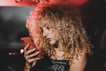 Chica trap rizos estilo fashion rubia joven moda industrial actual callejero