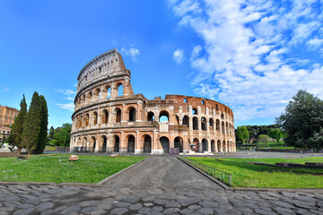 Obraz na płótnie Canvas Colosseum in a spring clear day