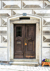 Fototapeta na wymiar Wooden vintage door of an old mansion