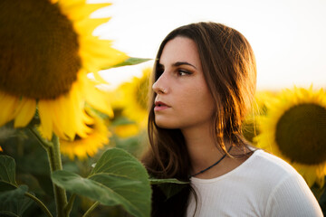 Chica feliz girasoles amarillos calido vaquero joven