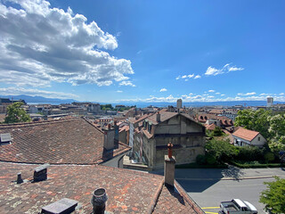 Blick von der Kathedrale in Lausanne auf die Altstadt mit den vielen Dächern. Dahinter der See,...