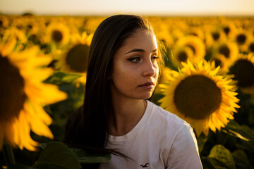 Chica feliz girasoles amarillos calido vaquero joven
