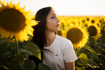 Chica feliz girasoles amarillos calido vaquero joven