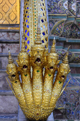 Gros Plan sur le bas d'une rampe d'escalier en forme dragon à cinq têtes. Sculpture dorée avec...