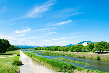 京都　青空と鴨川の河川敷