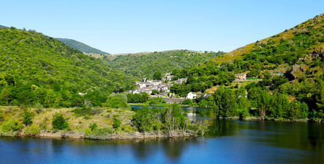 Fototapeta na wymiar Lozere, Lac de Villefort, village de Castanet en Lozere