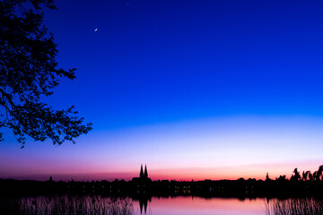 Obraz premium Neuruppin zur blauen Stunde und copyspace 