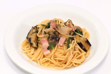 舞茸とナスとホウレン草とベーコンの和風パスタ