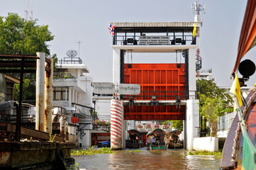 Vue sur une écluse ouverte et laissant entrer 4 bateaux sur le fleuve Chao Praya, à Bangkok, Thaïlande.