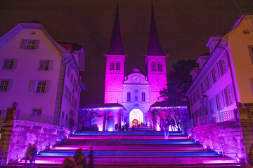 Fototapeta premium Hofkirche St. Leodegar in nächtlicher Beleuchtung, Luzern, Schweiz