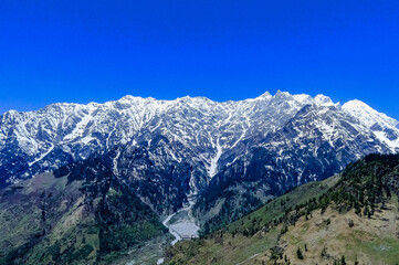 Fototapeta premium An enchanting view of the snow-capped Himalayas.