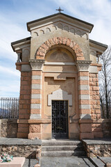 Grabmal auf dem Friedhof von Carona, Tessin, Schweiz