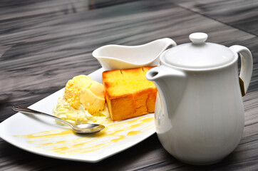 Honey toast bread with vanila icecream with tea pod, coffee pod