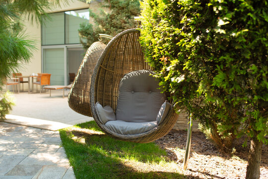 Well-kept green garden. Great cozy place to stay. Wicker Chair Nest
