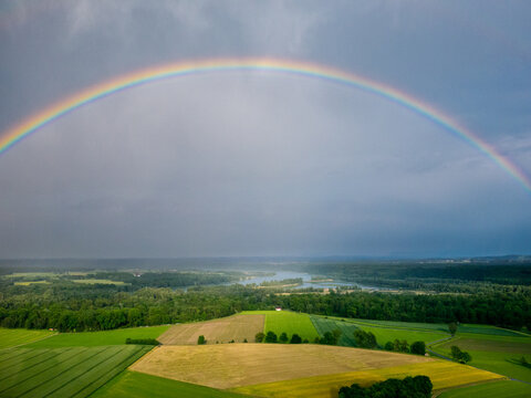Regenbogen der Deutschland und Österreich verbindet © skyflypix