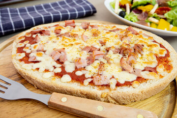 bruschetta au jambon sur une planche à découper