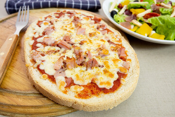 bruschetta au jambon sur une planche à découper