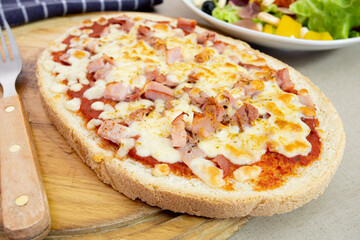 bruschetta au jambon sur une planche à découper