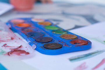 niño pintando con acuarelas