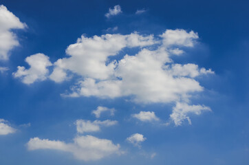 Naklejka premium beautiful blue sky and white fluffy cloud horizon outdoor for background.