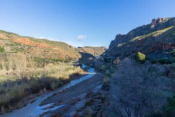 river passing between the mountains