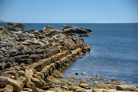 Piedras de un antiguo muelle de pesca en la costa atl&aacute;ntica