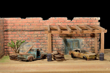 diorama coches, maquetas de coches viejos en un patio con pergola de madera vieja 
