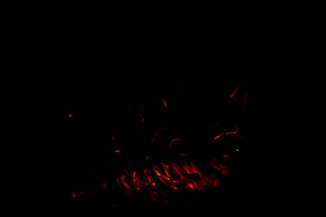 Fototapeta na wymiar Chama queimando pinho no escuro