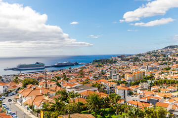 Fototapeta na wymiar view of the old town of funchal, Portugal