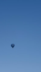 Montgolfière dans un ciel bleu
