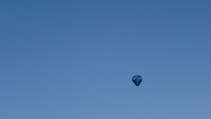 Montgolfière dans un ciel bleu