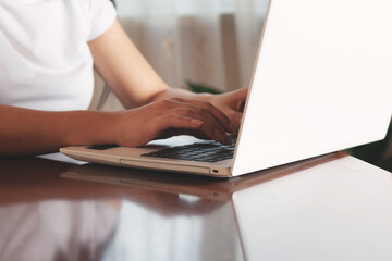  woman hand komputer  with coffee