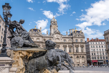 Fototapeta na wymiar fontaine de Bartholdi et hôtel de ville de Lyon