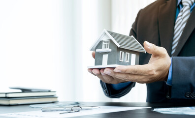 Hand a real estate agent, hold the home model, and explain the business contract, rent, buy,...