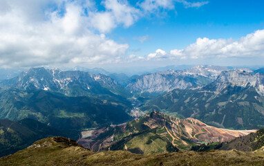 Fototapeta premium A beautiful view from the top of a mountain in Austrian Alps