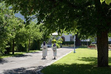deux soeurs marchant dans un parc 