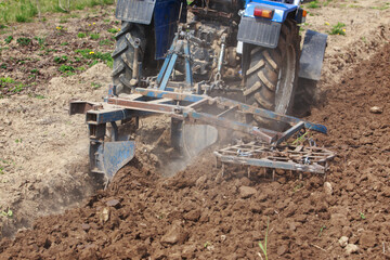 Obraz premium Process of plowing land