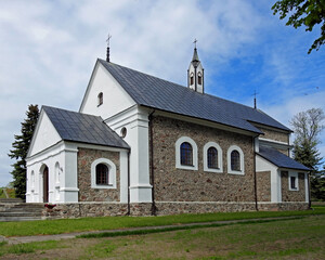 Naklejka premium wybudowany w 1863 roku murowany kosciol katolicki pod wezwaniem swietego jana chrzciciela w miejscowosci brzozowa na podlasiu w polsce