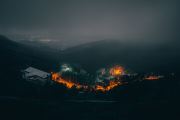 Fotografía nocturna pista de esquí en invierno