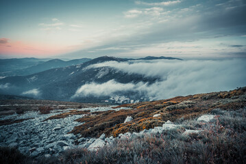 Pico de mota&ntilde;a rodeado de nubes al amanecer al aire libre