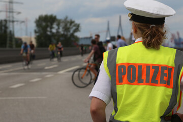 Polizisten mit Schriftzug Polizei auf dem Rücken