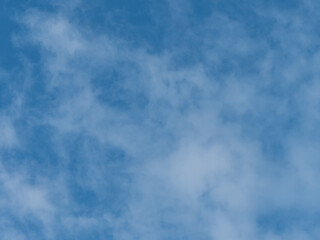 blauer Himmel mit weißen Schleierwolken, Hintergrund