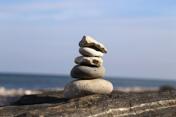 eine Pyramide aus Kieselsteinen and der Ostsee Küste