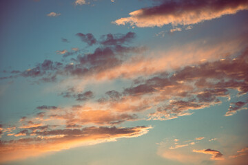 cielo azul celeste nublado 