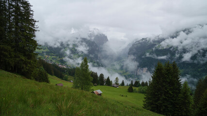 Aussicht von Wengen nach Lauterbrunnen, Schweiz