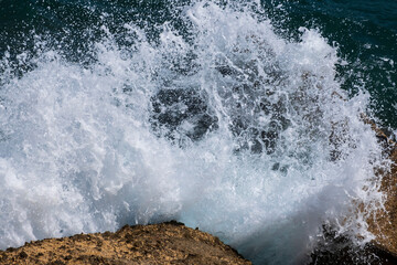 Obraz premium Splashing waves. Sea waves on the beach. Selective focus