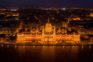 Obraz premium High angle aerial drone shot of front facade of Hungarian Parlia
