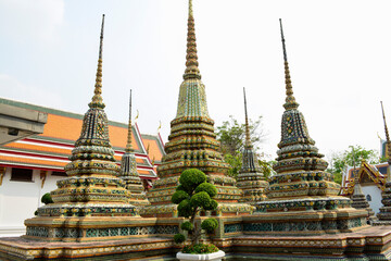 Stupas del templo Wat Pho en Bangkok 