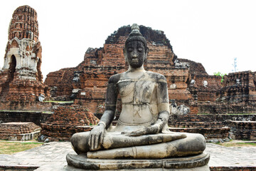 Fototapeta premium Escultura de Budha delante de estupas destruidas en Ayutthaya, Tailandia