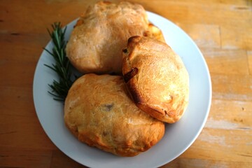 gefüllte Brotfladen mit Käse und Tomaten